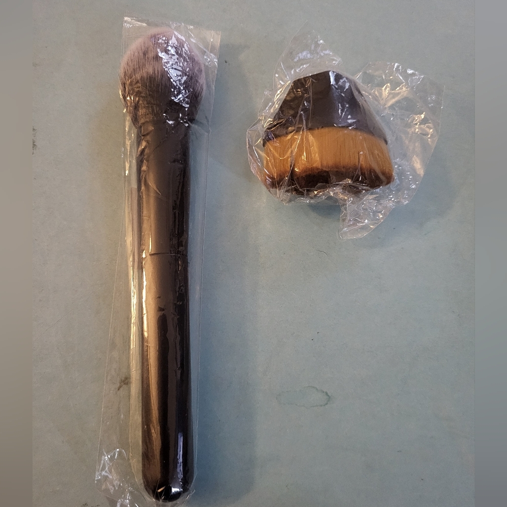 New Pair of Makeup Brushes #638